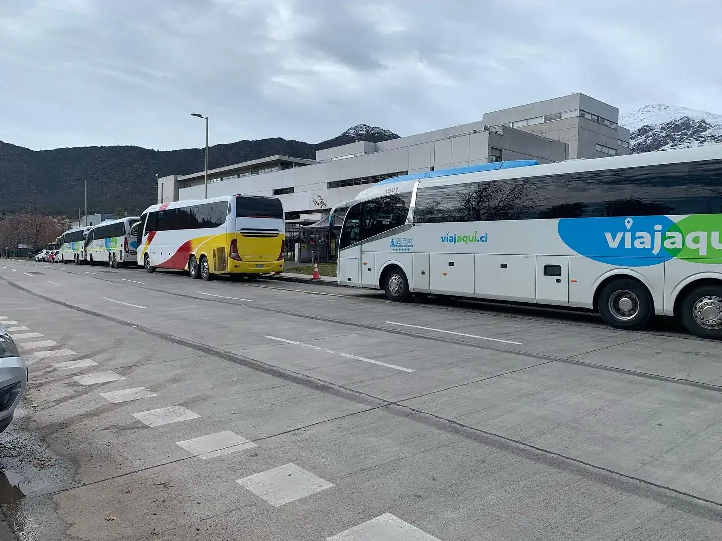 Flota Travel Star estacionada con cordillera