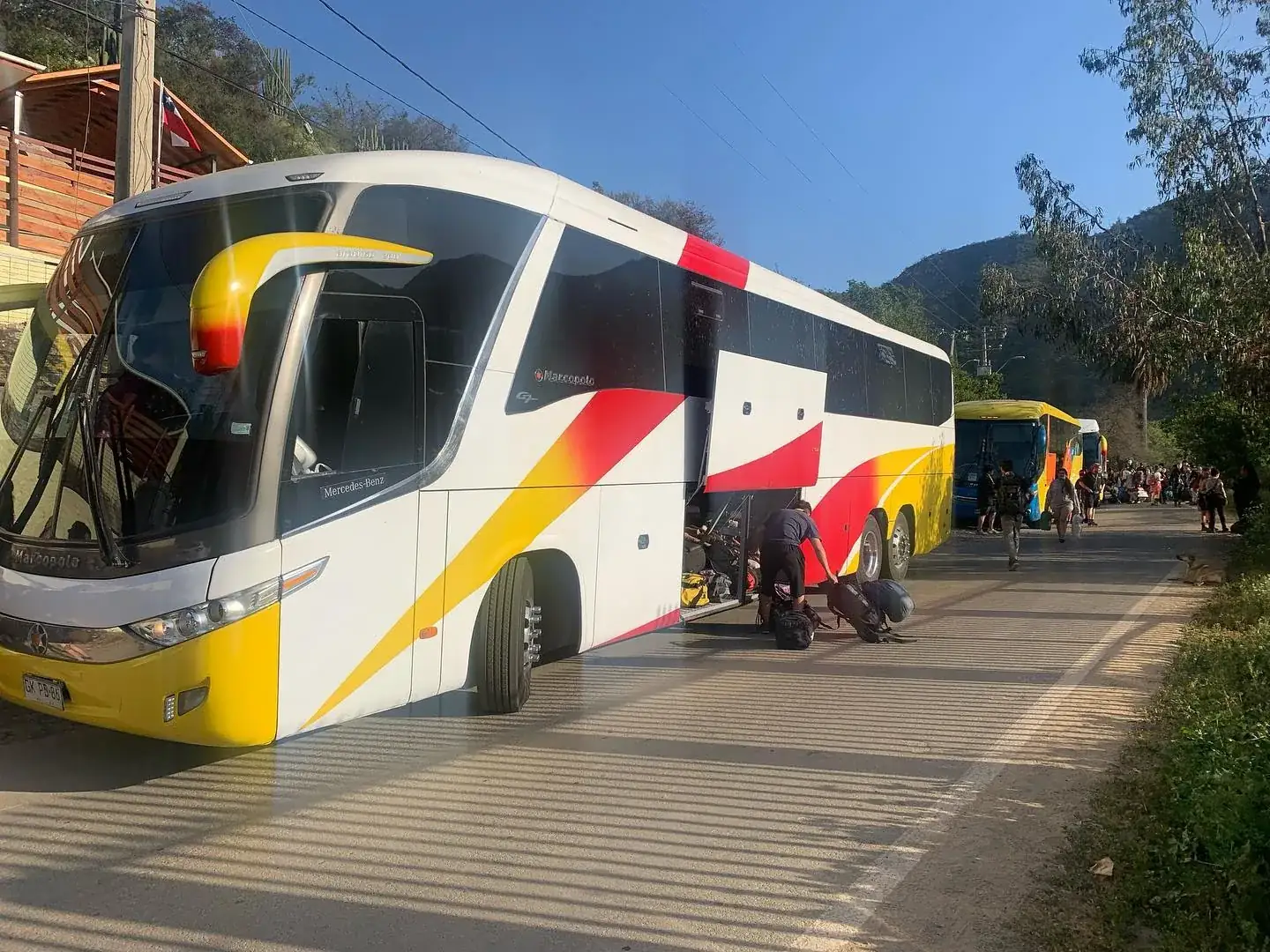 Bus Travel Star detenido en ruta de tierra