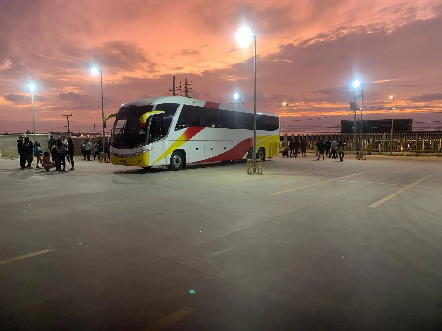 Bus Travel Star al atardecer